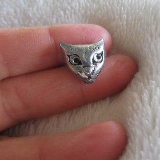 Cat face pin